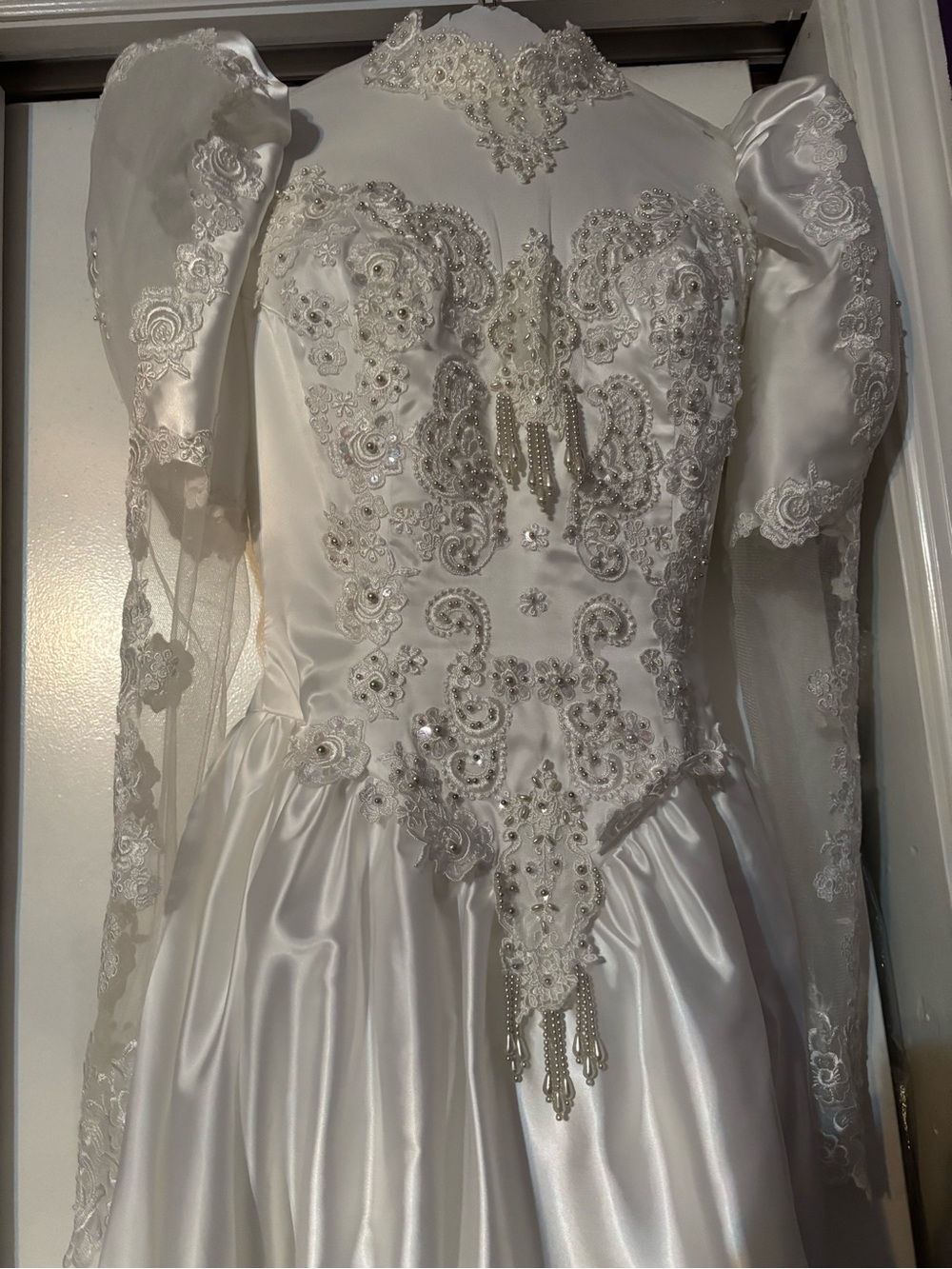 Stunning Vintage Wedding Dress Princess Bridal Gown with Bead Appliqué